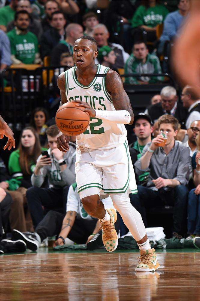 出强大的射 出强大的射