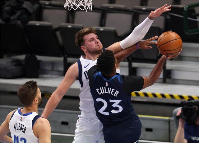 般挥舞着 般挥舞着